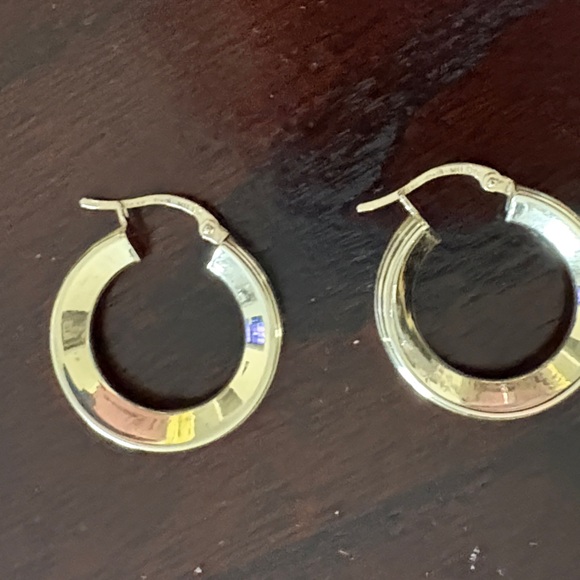 14k Gold Hoop Earrings. 7/8” - Picture 3 of 4